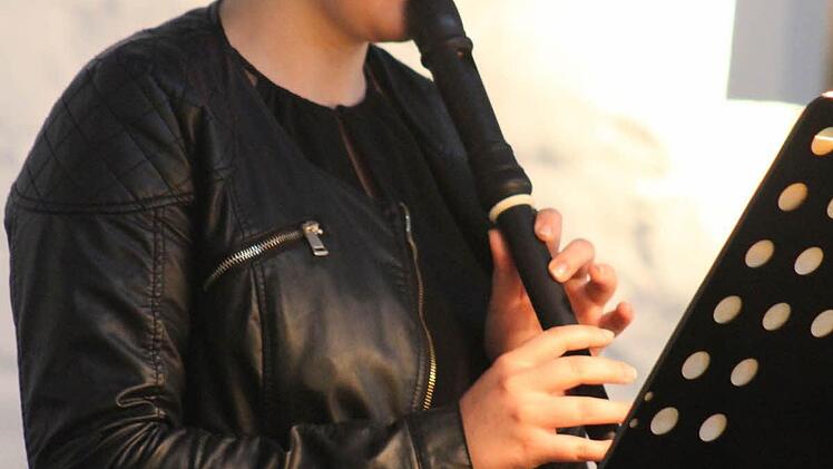 Tomke Krüger wagte sich mit ihrer Altblockflöte als erstes auf die Bühne.