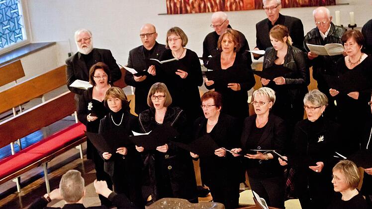 Als Erstaufführung sang die Kantorei "Zum guten Hirten" unter Leitung von Martin Hütterott die "Passion nach Matthäus" von Johann Georg Kühnhausen in Dörfles-Esbach. Foto: Jochen Berger