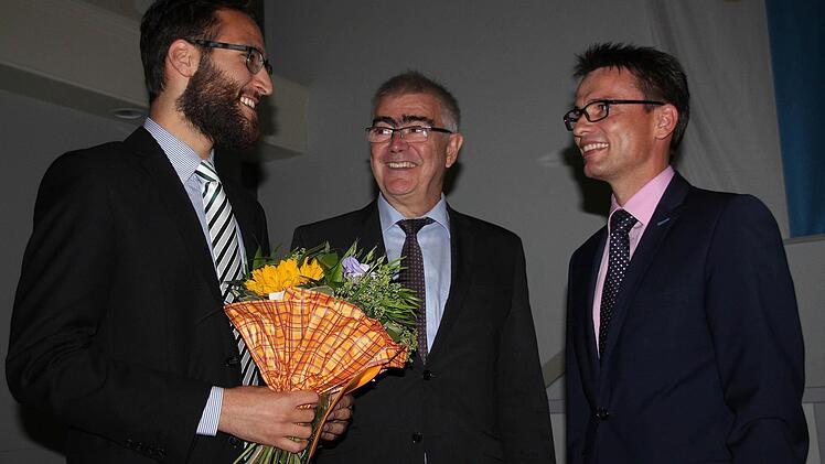 Vorsitzender Uwe Täuber vom Elternbeirat (rechts) ehrt Caglayin Seyfettin (links) für sein ehrenamtliches Engagement.