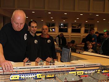 Fertig ist die neue Anlage der Eisenbahnfreunde Kulmbach noch lange nicht: Frank Baumgärtel, Thomas und Helmut Kortschack präsentierten die HO-Anlage trotzdem bei der Modellbahnausstellung. Foto: Sonja Adam
