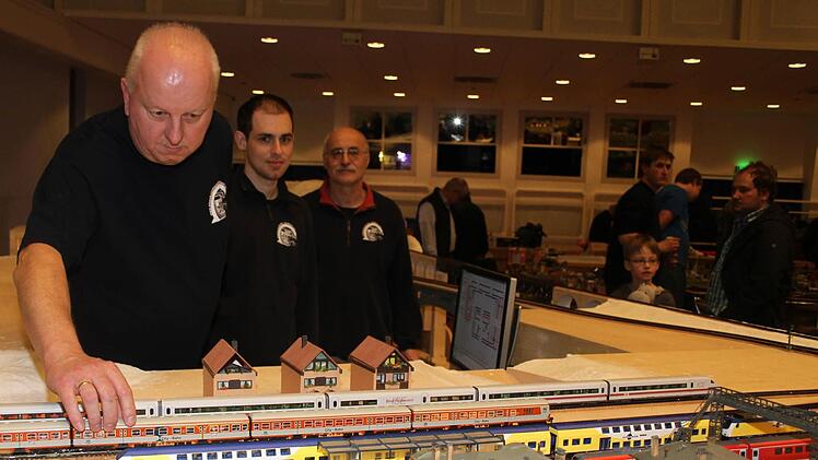 Fertig ist die neue Anlage der Eisenbahnfreunde Kulmbach noch lange nicht: Frank Baumgärtel, Thomas und Helmut Kortschack präsentierten die HO-Anlage trotzdem bei der Modellbahnausstellung. Foto: Sonja Adam