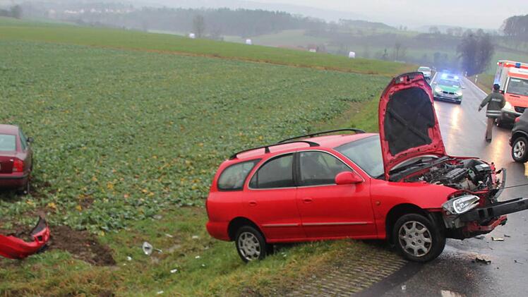 Auch das Hinweisschild nach Rabelsdorf landete wie der VW Passat im Acker.Foto: Ralf Kestel