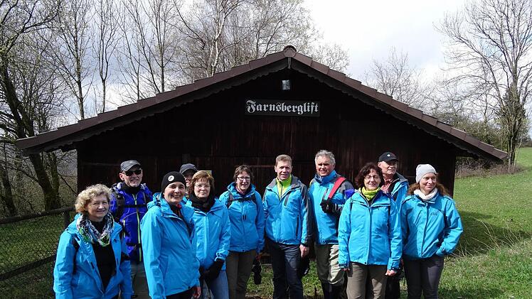 Die Skiclub-Wanderung führte vom Berghaus Rhön am Farnsberg zur Kissinger Hütte. Die Gruppe steht vor dem Sommerquartier des Liftes. Der TSV wird sich nicht an einem neuen Skilift beteiligen.  Foto: Skiclub