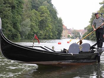 Jürgen Riegel fährt immer noch die erste Gondel, die ein venezianischer Baumeister in den 90er Jahren für Bamberg gefertigt hat.  Foto: Matthias Hoch