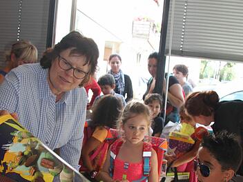 Barbara Rehm half bei der Ausgabe der Schultüten. Foto: Sonny Adam