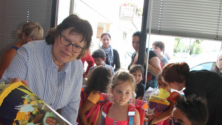 Barbara Rehm half bei der Ausgabe der Schultüten. Foto: Sonny Adam