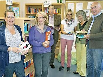 Die Lesepaten und die stellvertretende Schulleiterin Stefanie Mott freuen sich auf neue Schüler. Das Bild zeigt von links: Stefanie Mott, Katrin Smolarek, Mandred Hauer, Andrea Kleinhenz, Gaby Wünsch und Hanns-Gernot Schonder.  Foto: Marion Eckert
