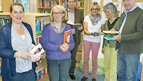 Die Lesepaten und die stellvertretende Schulleiterin Stefanie Mott freuen sich auf neue Schüler. Das Bild zeigt von links: Stefanie Mott, Katrin Smolarek, Mandred Hauer, Andrea Kleinhenz, Gaby Wünsch und Hanns-Gernot Schonder.  Foto: Marion Eckert