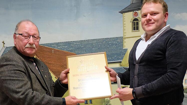 BLSV Kreisvorsitzender Reiner Werner (links)  &uuml;berreicht eine Urkunde an Manuel Schneider. Foto: Philipp Bauernschubert