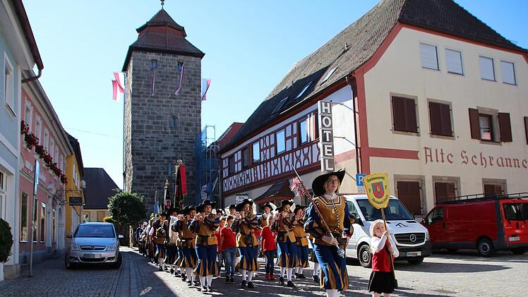 Der Spielmannszug hat den Kirchenzug angeführt. Vom Schillerplatz ging es in die Stadtpfarrkirche, danach zur Kerwa im Engelgarten. Fotos: Franziska Rieger