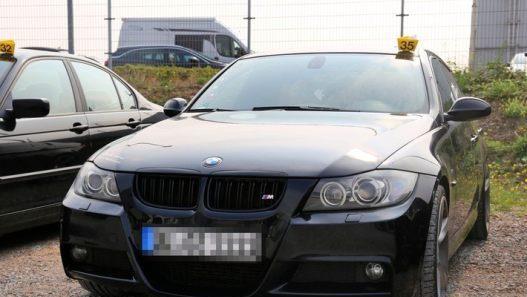 Auch dieser BMW eines Hartz-IV-Empf&auml;ngers wurde von der Duisburger Polizei vor dem Jobcenter beschlagnahmt. Es wird wegen Sozialbetrugs ermittelt. Foto: Polizei Duisburg