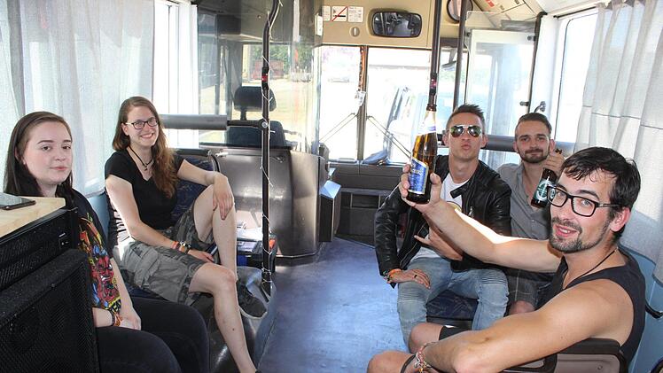 Sie sind jung und erleben Spaß mit etwas, zu dem es ein Gemeinschaftskonto gibt: Fabian Rubert, Annika Fischer, Mareike Link, "Busfahrer" David Hain und Marius Detlef Espinoza Morales Cao Torres Wittmann. Manchmal trifft man sich hier auch dann, wenn kein Konzert ansteh