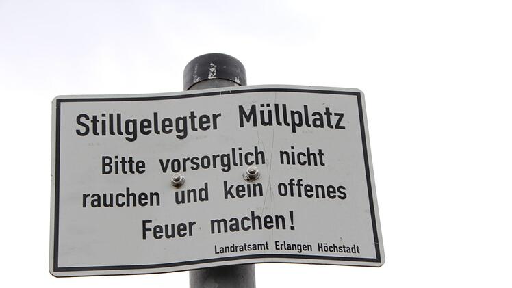 Oberflächlich weist nur ein Warnschild auf die Altmülldeponie bei  Lonnerstadt hin. Foto: Christian Bauriedel