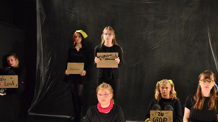 Jede Menge Fragen und Probleme zeigten die Nachwuchsspieler des Theater-Jugendclubs in ihrem neuen Stück "and:ers" im TIP des Maßbacher Theaters auf.