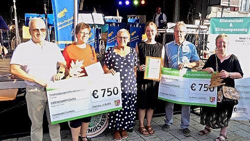 Die Verleihung des Preises (v. l.): Stefan Kraus und Birgit Hoffmann (Forschungsgruppe Höhle und Karst Franken), stellvertretende Landrätin Rosi Kraus, Hannah Dieter (Landratsamt Forchheim), Ludwig Endres und Klara Günther (Zukunftshaus Forchheim).