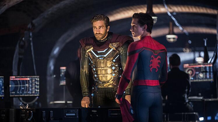 Peter Parker (Tom Holland, rechts) lernt den aus einem Paralleluniversum stammenden Quentin Beck alias Mysterio (Jake Gyllenhaal) kennen.