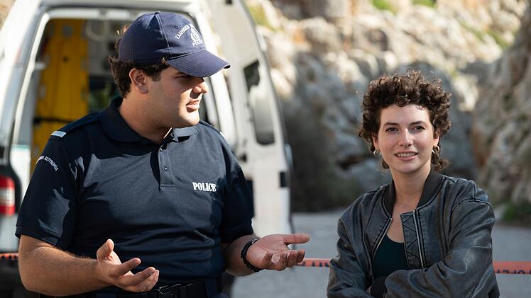 Die jungen Polizisten Penelope Kalaitzaki (Franziska von Harsdorf) und Alexis Sisamakis (Danilo Kamperidis) sind auf Kreta aufgewachsen und kennen sich schon lange. Obwohl sie nicht unterschiedlicher sein k&ouml;nnten, erg&auml;nzen sie sich im Team hervorragend.