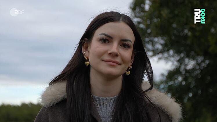 Jasmine leidet an der chronischen Darmerkrankung Colitis ulcerosa. Im Film "Tru Doku: Windel mit 21" erz&auml;hlt sie ihre Geschichte.