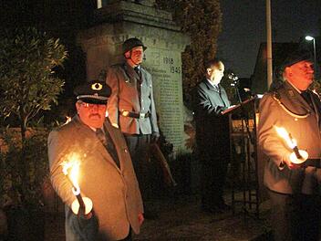 Oberbürgermeister Franz Stumpf und die Soldatenkameradschaft gedachten in Kersbach der Toten. Foto: JH