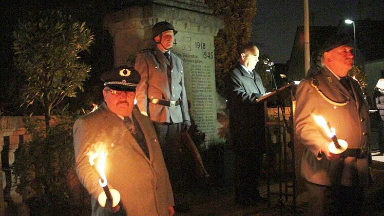 Oberbürgermeister Franz Stumpf und die Soldatenkameradschaft gedachten in Kersbach der Toten. Foto: JH