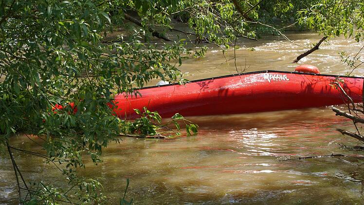Ein Boot wird an Land gezogen.