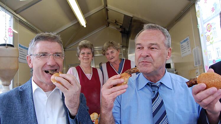 Auch Landrat Michael Busch und Neustadts Bürgermeister Frank Rebhan essen aus Überzeugung. Rebhan freilich nennt die Coburger nur die "zweitbeste Bratwurst der Welt" - nach der Neustadter. Foto: Oliver Schmidt