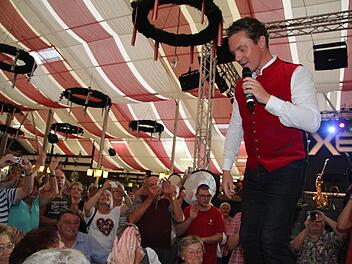 Schon beim ersten Lied tanzte Stefan Mross auf den Tischen. Er kannte keine Berührungsängste mit den Fans und war vor allem bei den Damen ein begehrtes Fotomotiv. Foto: Sonja Adam