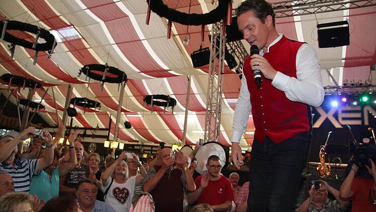 Schon beim ersten Lied tanzte Stefan Mross auf den Tischen. Er kannte keine Berührungsängste mit den Fans und war vor allem bei den Damen ein begehrtes Fotomotiv. Foto: Sonja Adam