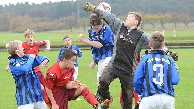 Ordentlich zu tun gab es immer wieder in der Abwehr der SG Oberthulba. Auf unserem Bild sorgt Tim Schoch von der SG Stralsbach für reichlich Betriebsamkeit bei (von links) Jan Lauster, Moritz Lutz, Torwart Enrico Werner und Ramon Genzler. Foto: ssp