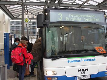 Die Fahrt mit dem Stadtbus wird teurer. Die meisten Fahrgäste stört das aber nicht. Foto: Alexander Hartmann