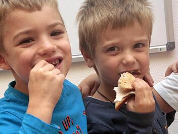 Lieber ein kräftiges Wurstbrot, als ein Geburtstagskuchen? Im Kindergatre n Don Bosco, Forchheim, gibt es auch Süßes.  Foto: Josef Hofbauer