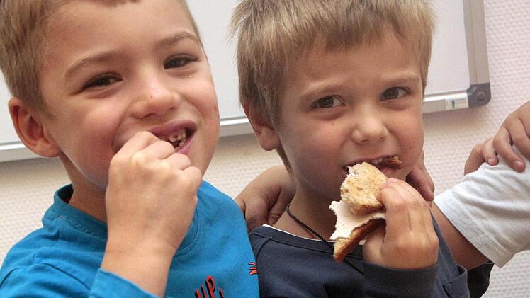 Lieber ein kräftiges Wurstbrot, als ein Geburtstagskuchen? Im Kindergatre n Don Bosco, Forchheim, gibt es auch Süßes.  Foto: Josef Hofbauer