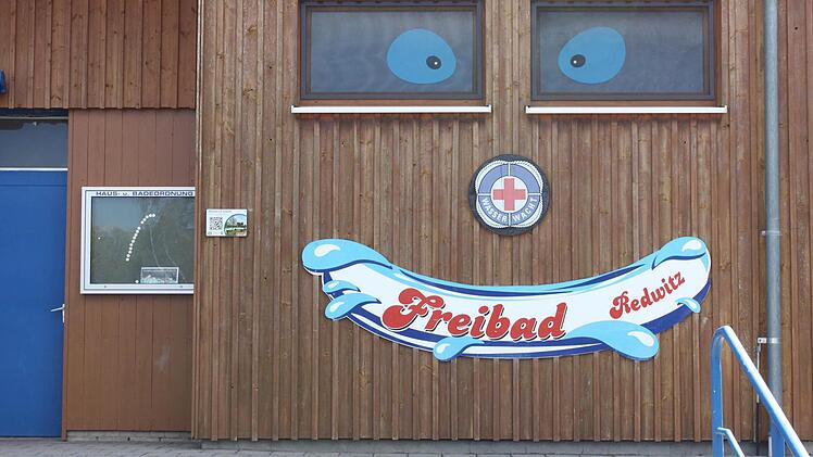 Der Eingangsbereich des Freibades Foto: Popp