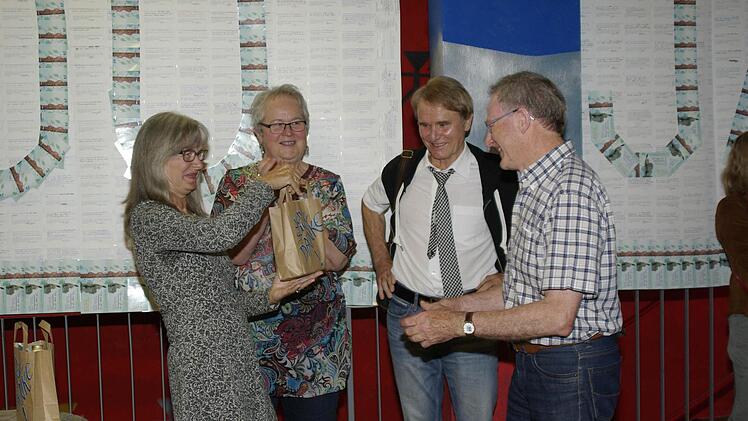 Maria Heckmann (links) bedankt sich bei drei Kommentatoren ihres "Ja-Buches" mit einem Bocksbeutel: (von links) Irmgard Vande Weyer, Eckhardt Schreiter und Franz Herrler. Foto: Winfried Ehling