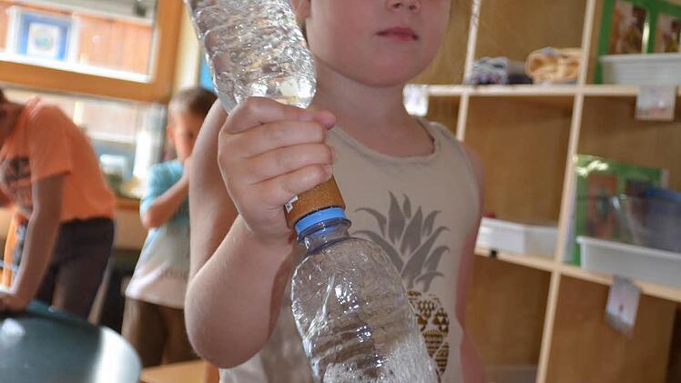 Aurelia zeigt hier einen Wasserstrudel. Der entsteht, wenn man das Konstrukt ganz schnell hin und her bewegt. Foto: Kathrin Kupka-Hahn
