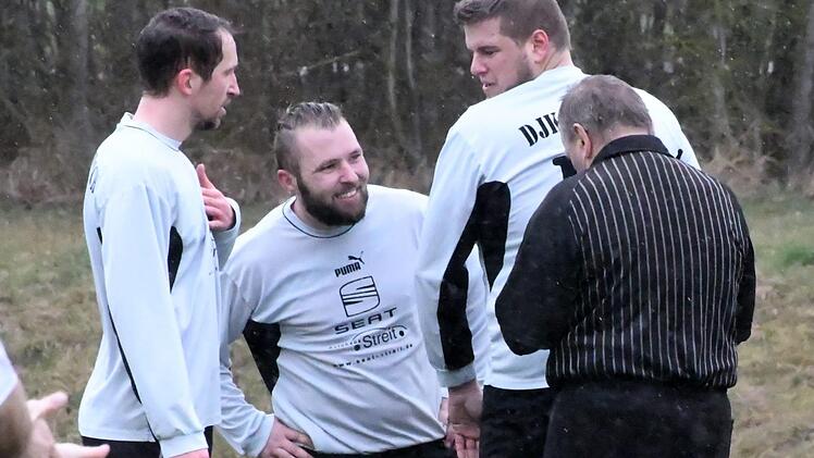 Der Schiedsrichter sitzt immer am längeren Hebel, wie diese drei Premicher beim B-Klassen-Spiel in Poppenroth erfahren.  Foto: Hopf