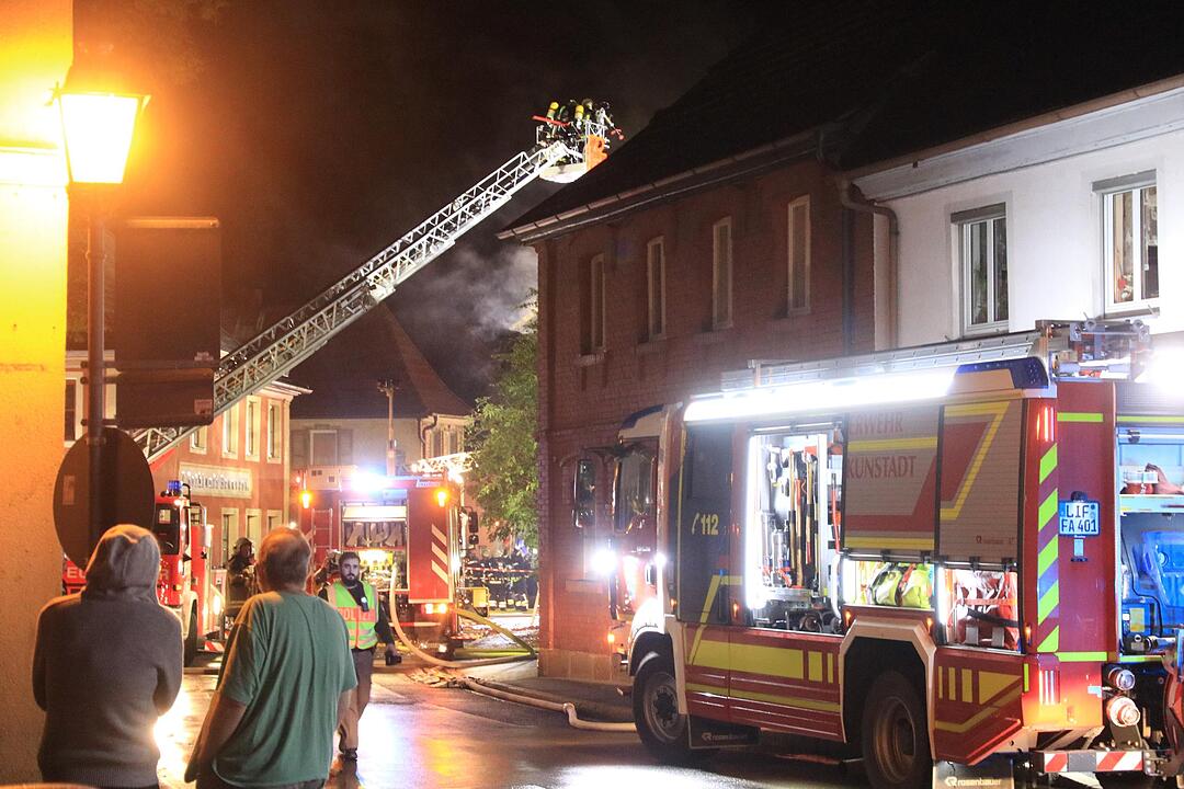 Dachstuhl in Flammen - Großeinsatz für Feuerwehr
