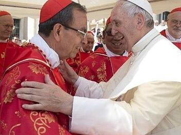 Kardinal Gregorio Rosa Chávez aus San Salvador mit Papst Franziskus Repro: Horst Habermann