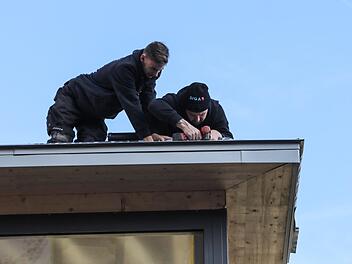 Dachdecker auf einer Baustelle in Bamberg: Das Bau- und Ausbaugewerbe ist nach wie vor der Konjunkturmotor im Handwerk. Foto: Barbara Herbst