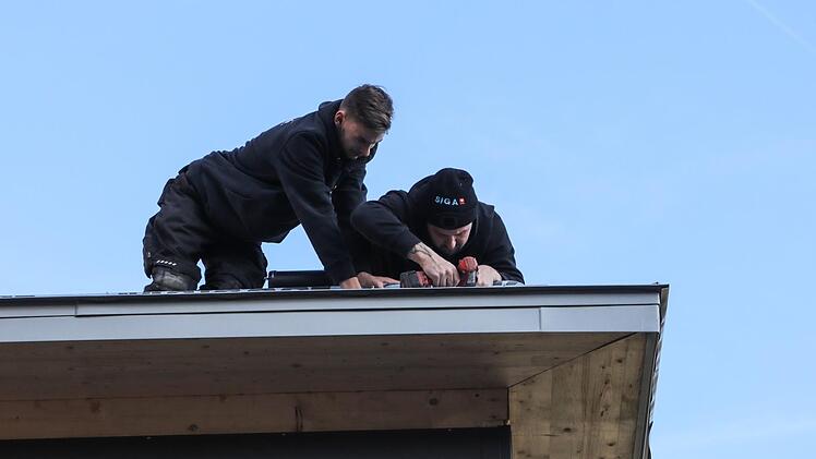 Dachdecker auf einer Baustelle in Bamberg: Das Bau- und Ausbaugewerbe ist nach wie vor der Konjunkturmotor im Handwerk. Foto: Barbara Herbst