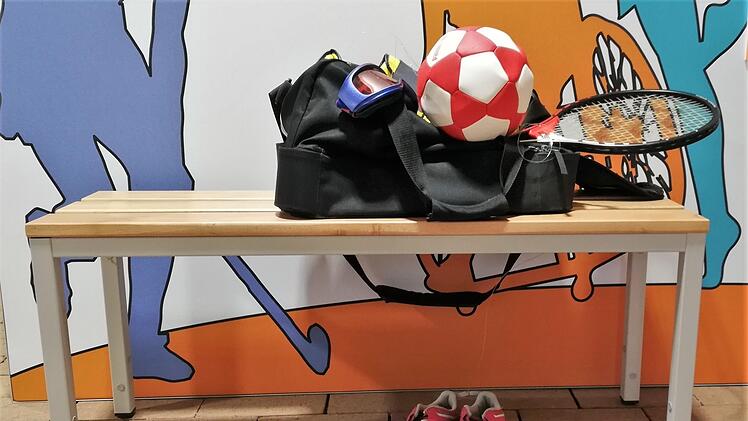 Mit diesem typischen Eindruck aus einer Umkleidekabine werden die Besucher der Ausstellung "Sport - Geschichten aus Unterfranken" am Eingang empfangen. Foto: Sigismund von Dobschütz