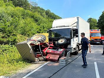 Kreis Main-Spessart: Lkw kollidiert mit Traktor und Stroh-Anhänger