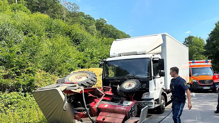 Kreis Main-Spessart: Lkw kollidiert mit Traktor und Stroh-Anhänger