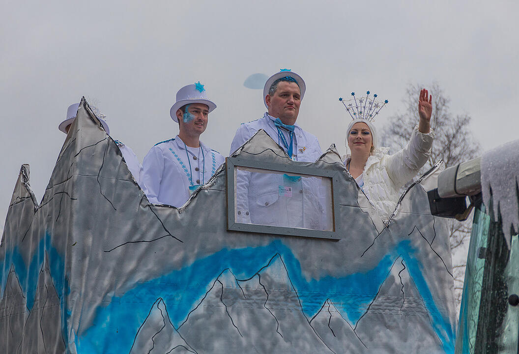 Buntes Faschingstreiben begeistert groß und klein.