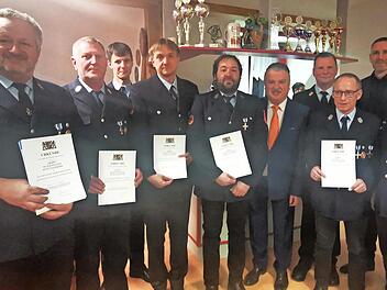 Das Bild zeigt die Geehrten der Feuerwehr Hutschendorf mit den Offiziellen, von links Peter Häckel, Bernd Michael, Kdt Fabian Einwag, Stefan Schmidt, Martin Schmidt, Landrat Klaus Peter Söllner, Kreisbrandrat Thomas Hoffmann, Rainer Sack, Bürgerme...