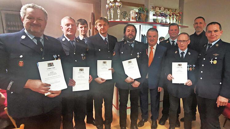 Das Bild zeigt die Geehrten der Feuerwehr Hutschendorf mit den Offiziellen, von links Peter Häckel, Bernd Michael, Kdt Fabian Einwag, Stefan Schmidt, Martin Schmidt, Landrat Klaus Peter Söllner, Kreisbrandrat Thomas Hoffmann, Rainer Sack, Bürgerme...