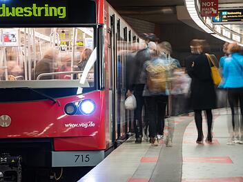 Nürnberg: Mann belästigt Kinder in U-Bahn - Polizei warnt vor wilden Gerüchten Nürnberg: Mann belästigt Kinder in U-Bahn - Polizei warnt vor wilden Gerüchten