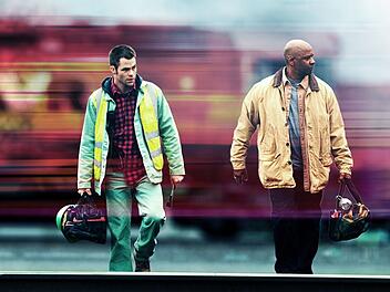 Auf dem Weg zum aufregendsten Arbeitstag ihres Lebens: Will (Chris Pine, links) und Lokf&uuml;hrer Frank (Denzel Washington) m&uuml;ssen sich erst noch zusammenraufen.