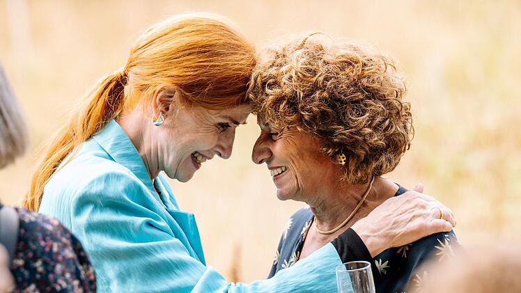 Barbara Keyserling (Sibylle Canonica, links) und Jasna (Adriana Altaras) sind beste Freundinnen.