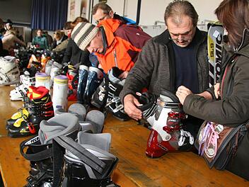 Bei der Skibörse der Naturfreunde am Sonntag stürmen 700 Wintersportfans die Mönchshofhalle. Fotos: Sonja Adam